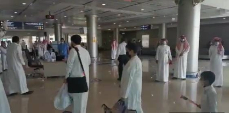 مسافرون لدى وصولهم إلى مطار بيشة (مكة)