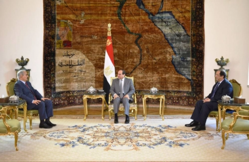 السيسي خلال لقائه حفتر وعقيلة صالح بالقاهرة (د ب أ)