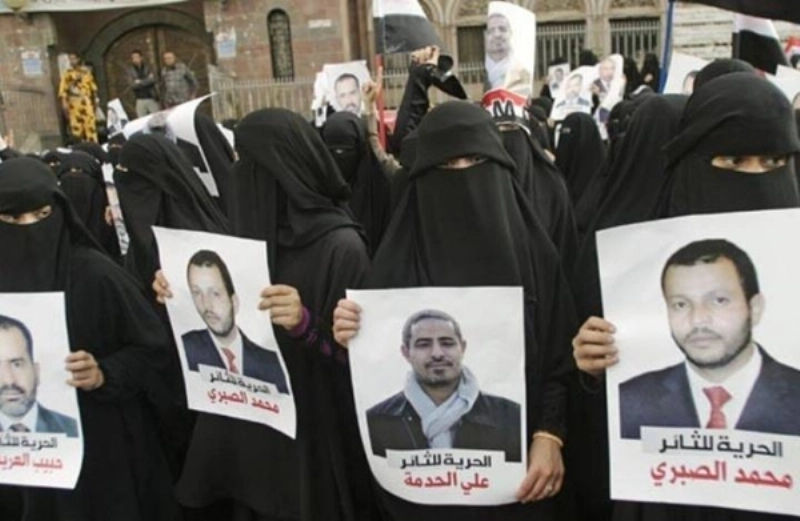 يمنيات يطالبن بالإفراج عن أبنائهن (مكة)