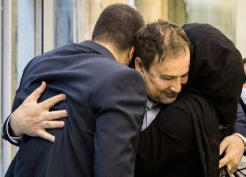 مجيد طاهري مع أسرته لدى وصوله إلى طهران (مكة)