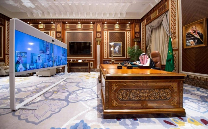 خادم الحرمين الشريفين مترئسا جلسة مجلس الوزراء عبر الاتصال المرئي أمس (واس)
