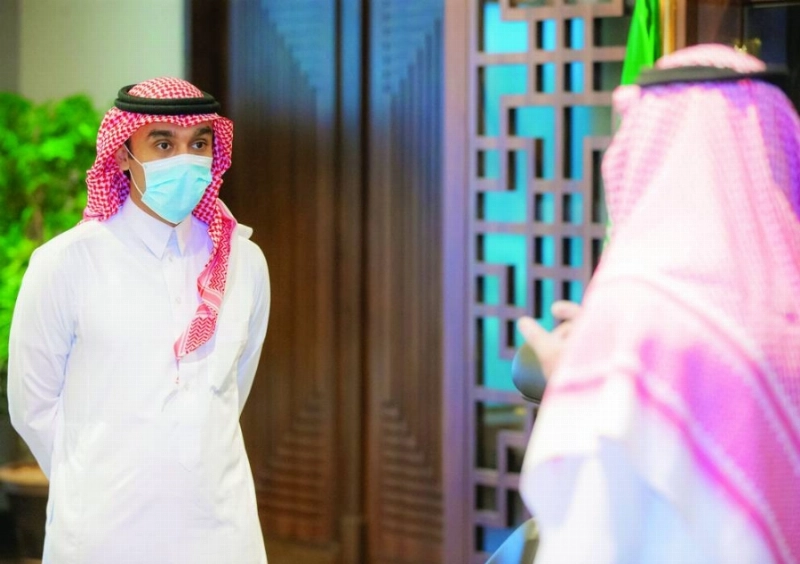 عبدالعزيز بن تركي لدى إجراء فحوصات احترازية بوزارة الرياضة (موقع الوزارة )