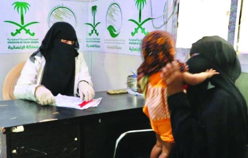 طبيبة تابعة لمركز الملك سلمان تكشف على طفلة (واس)