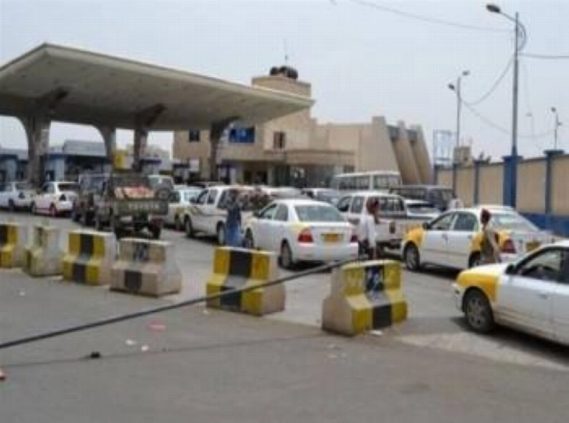 جانب من أزمة المشتقات النفطية بمناطق الحوثي (مكة)