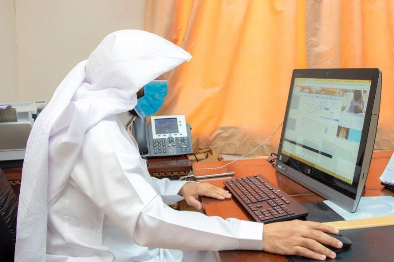 قاضيان خلال الجلسات الالكترونية (مكة)