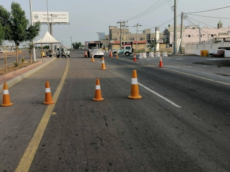 نقطة تفتيش أمنية لتطبيق منع التجول (مكة)