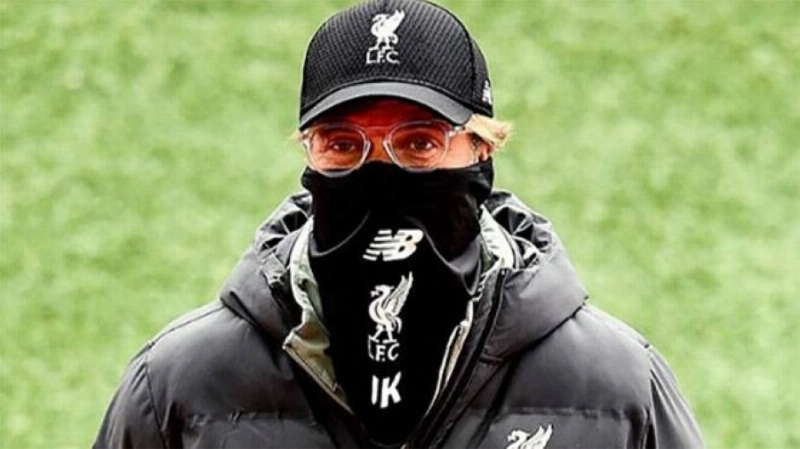 يورجن كلوب بالكمامة في تدريب ليفربول (مكة)