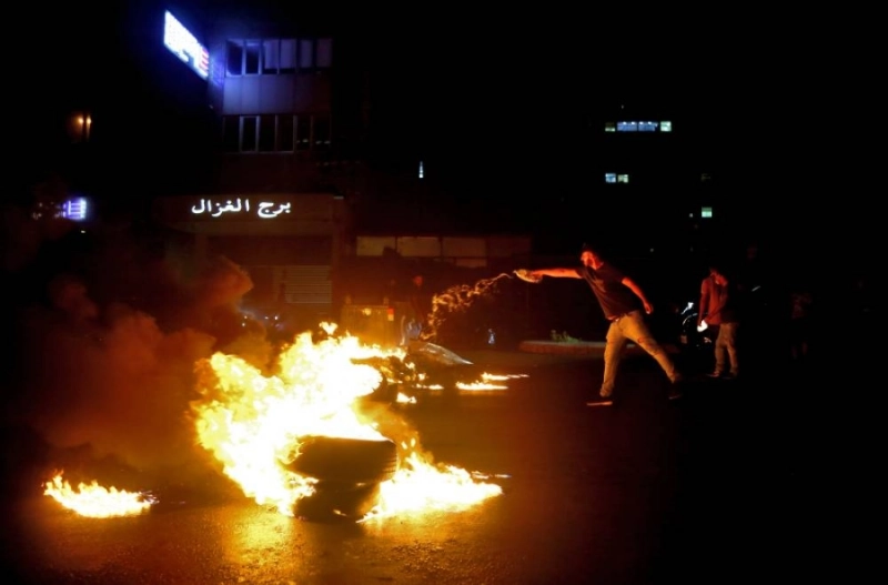 النيران تشتعل مجددا في شوارع بيروت (د ب أ)