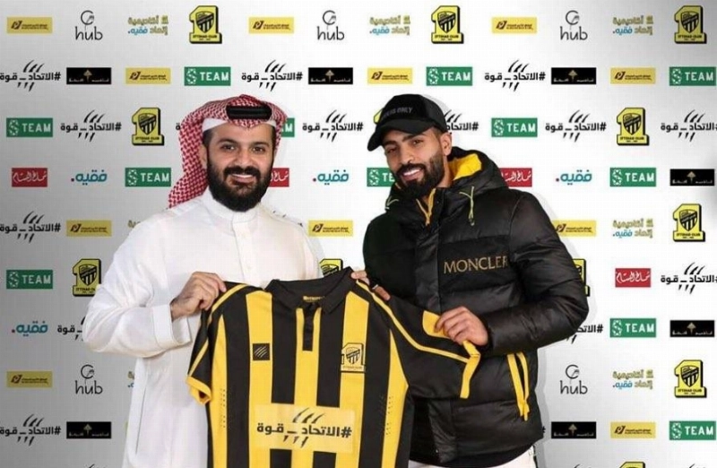 السواط إبان التوقيع مع أنمار الحائلي (إعلامي الاتحاد)