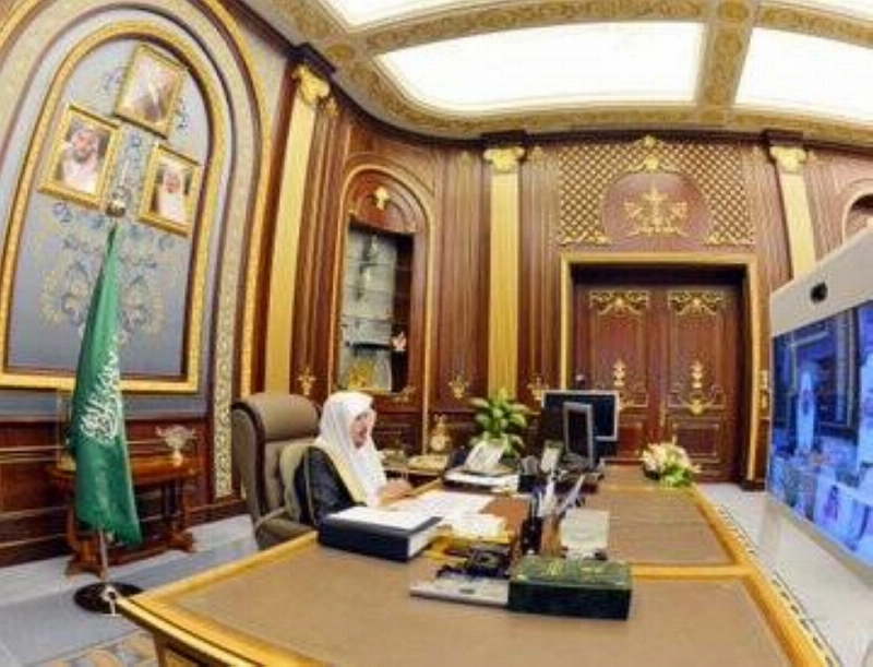 عبدالله آل الشيخ خلال ترؤسه جلسة الشورى (مكة)