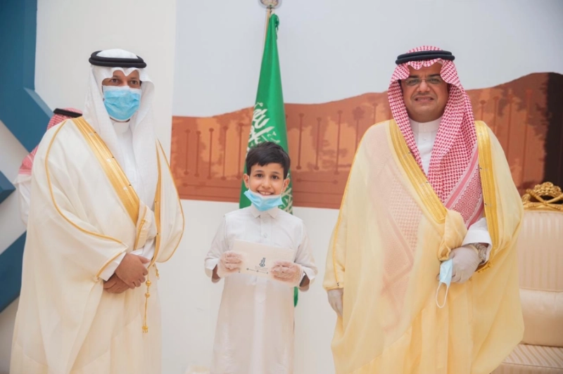 محافظ حفر الباطن ورئيس مجلس المسؤولية الاجتماعية (الفاء) يكرم الفائزين بمسابقة بيت القصيد