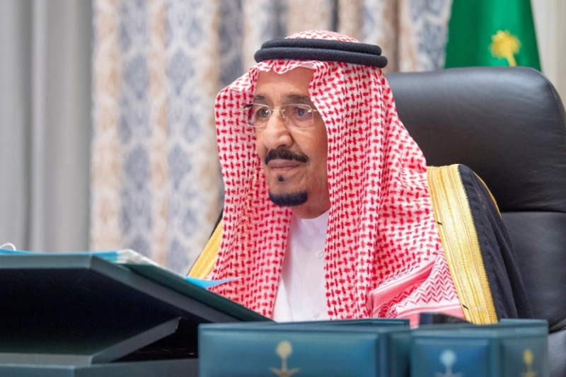 الملك سلمان لدى ترؤسه جلسة مجلس الوزراء أمس (واس)