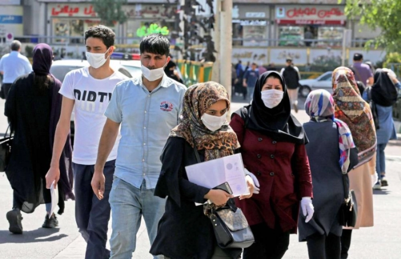 إيرانيون يرتدون كمامات في طهران (مكة)