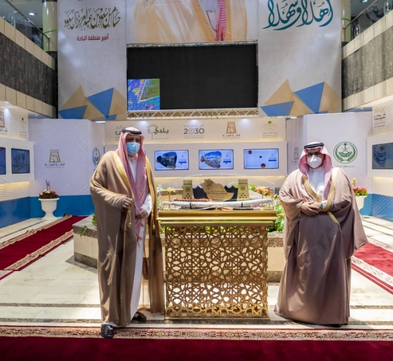 حسام بن سعود خلال زيارته المعرض (مكة)