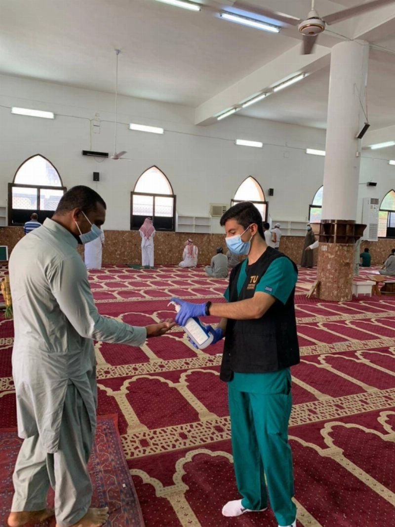 فريق «غد» خلال المبادرة (مكة)