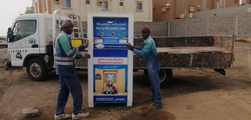 عمال الأمانة خلال سحب الحاويات المخالفة (مكة)
