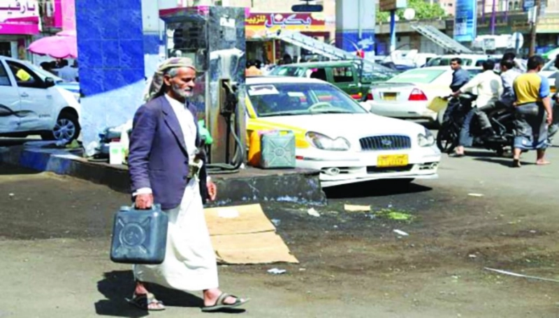 يمني يبحث عن البنزين وسط تصاعد الأزمة (مكة)