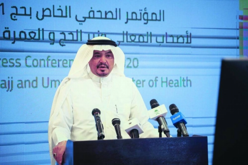 محمد بنتن متحدثا خلال المؤتمر الصحفي أمس (مكة)