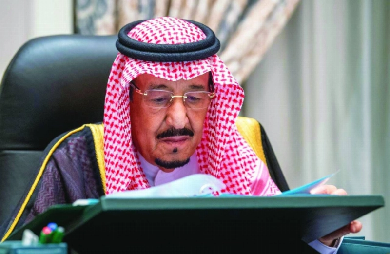 الملك سلمان لدى ترؤسه جلسة مجلس الوزراء أمس (واس)