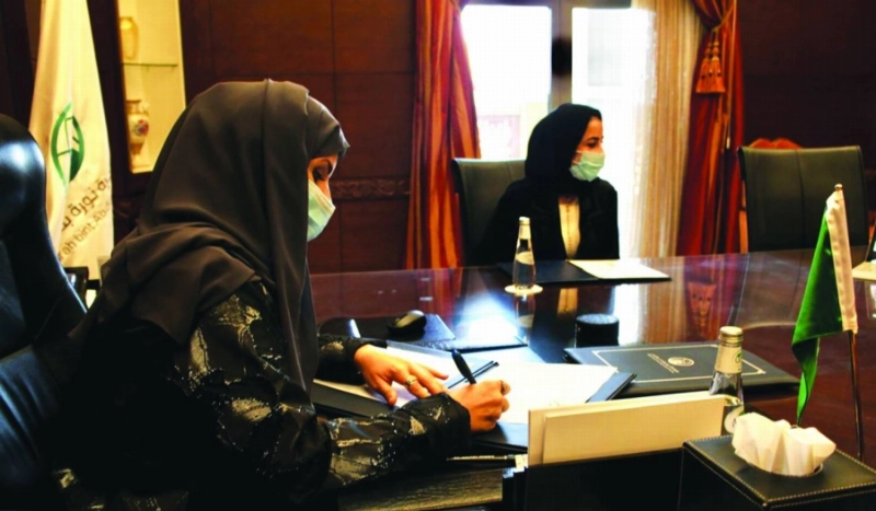 إيناس العيسى ولي ليو خلال التوقيع (مكة)