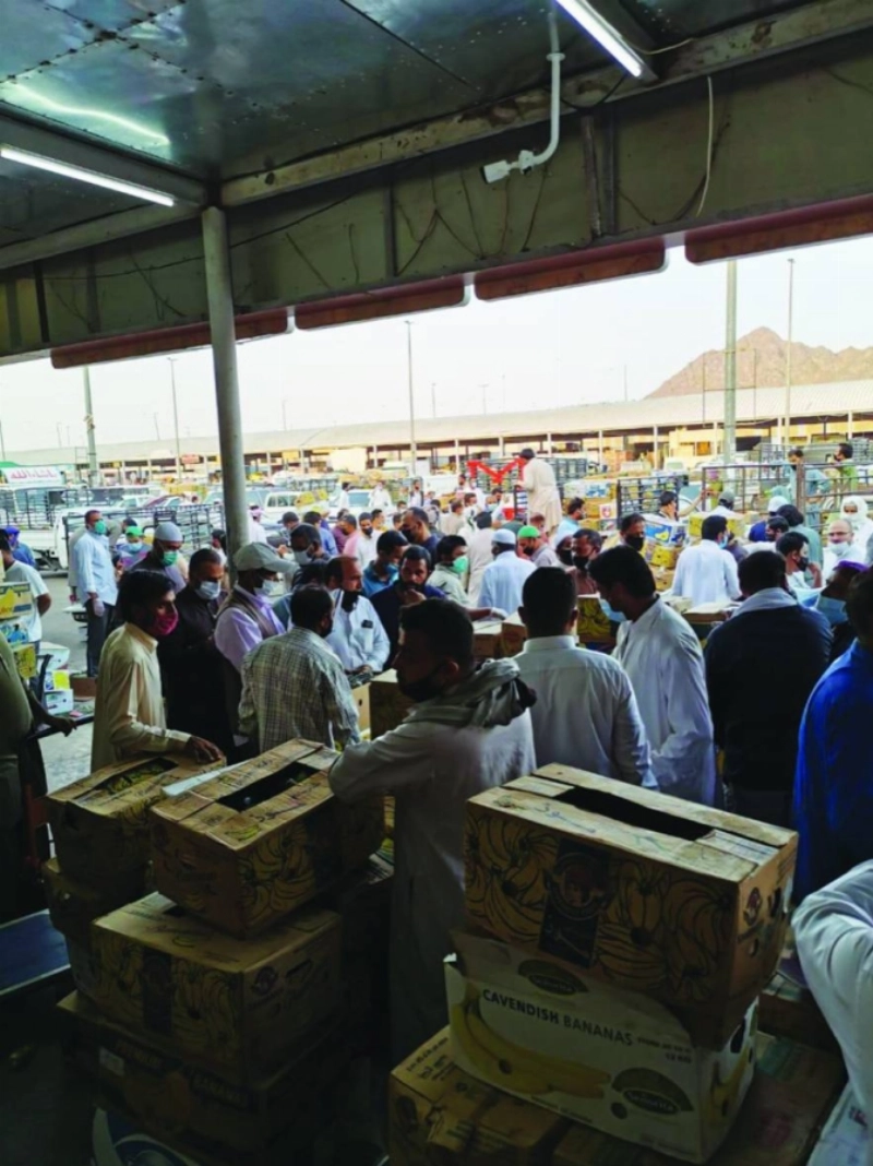 تجمعات كثيفة في سوق الخضار المركزي غرب المدينة (مكة)