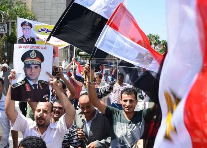 مصريون يرفعون صور السيسي (مكة)
