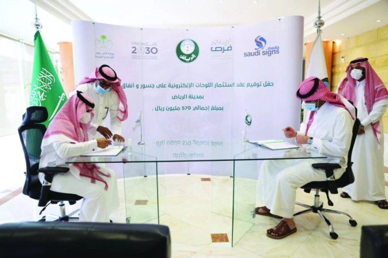 فيصل بن عياف خلال توقيع العقد (مكة)