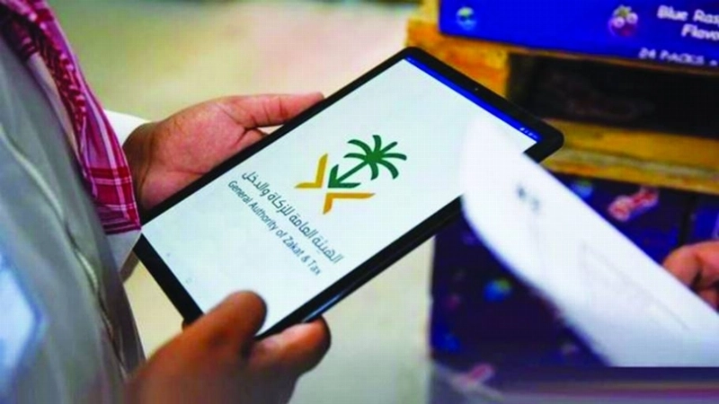 ممثل هيئة الزكاة أثناء جولة ميدانية (مكة)