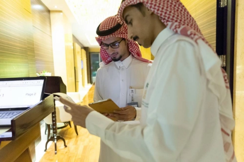 مفتشو الهيئة أثناء التأكد من الضريبة المضافة (الزكاة والدخل)