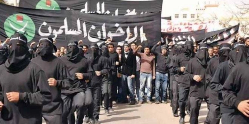 مشهد استعراضي لشباب يؤمنون بفكر الجماعة (مكة)