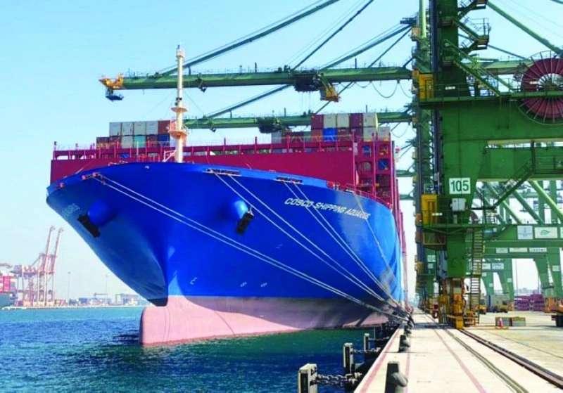 أثناء تفريغ حمولة السفينة COSCO (ميناء الدمام)