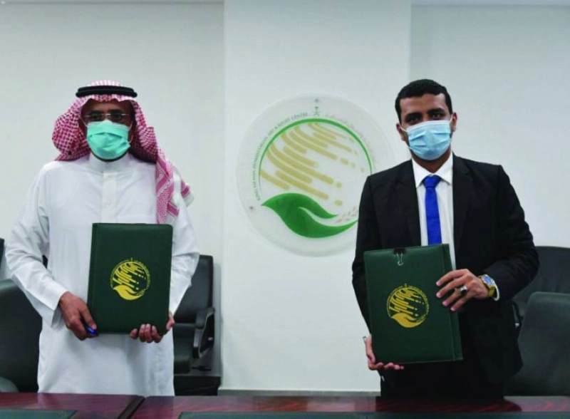 تبادل الدروع عقب توقيع اتفاقية مكافحة حمى الضنك