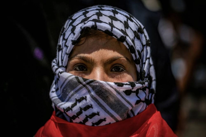 فلسطينية تحتج على القمع الإسرائيلي (د ب أ)