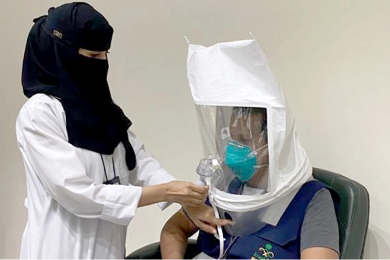 ممارسان صحيان خلال تطبيق الإجراءات الاحترازية في أحد المستشفيات (مكة)