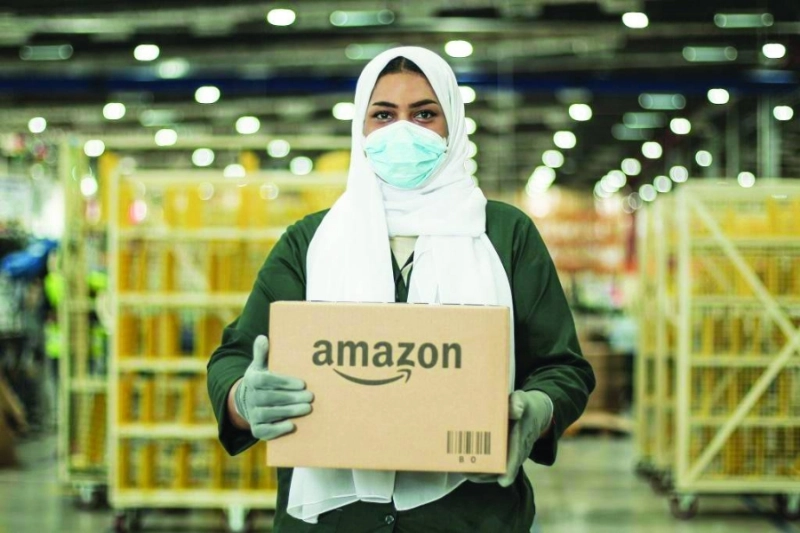 إحدى الموظفات في متجر أمازون السعودية (مكة)