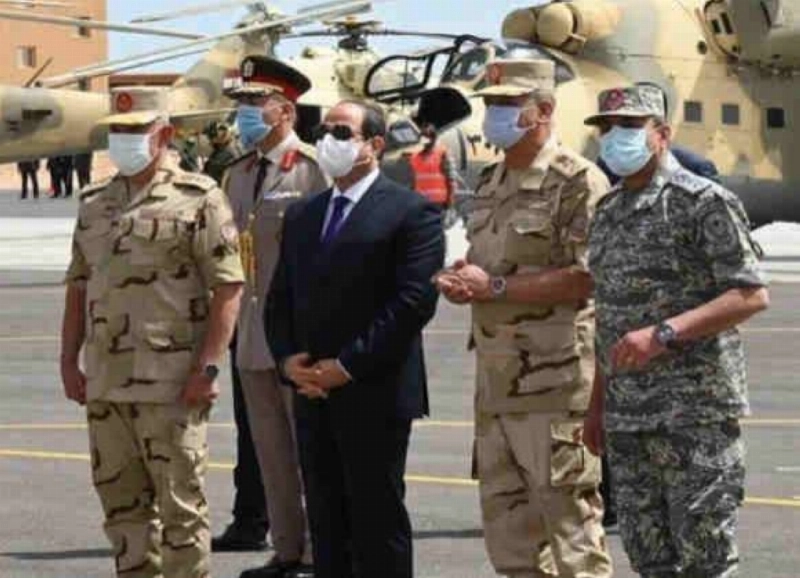 السيسي مع قادة الجيش المصري (مكة)