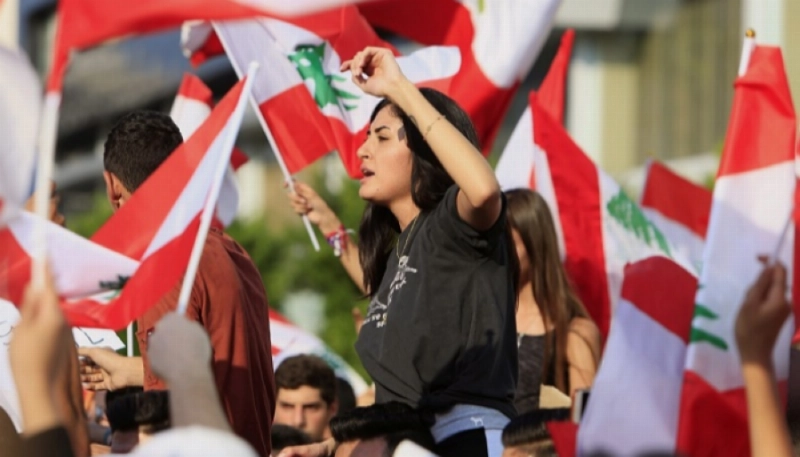 لبنانيون يحتجون على الأوضاع المعيشية (مكة)