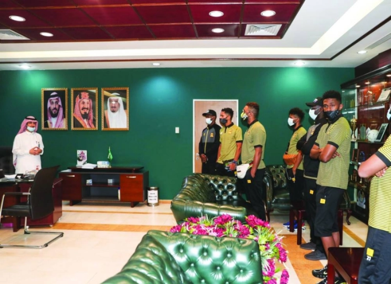 لاعبو الاتحاد عقب إجراء الفحوصات الطبية أمس (إعلامي الاتحاد)