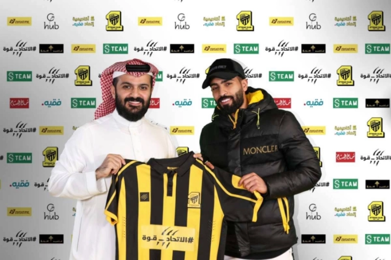 السواط بجانب أنمار الحائلي عقب التوقيع للاتحاد (إعلامي الاتحاد)