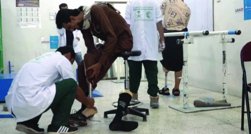 عملية تركيب طرف صناعي لأحد المرضى
