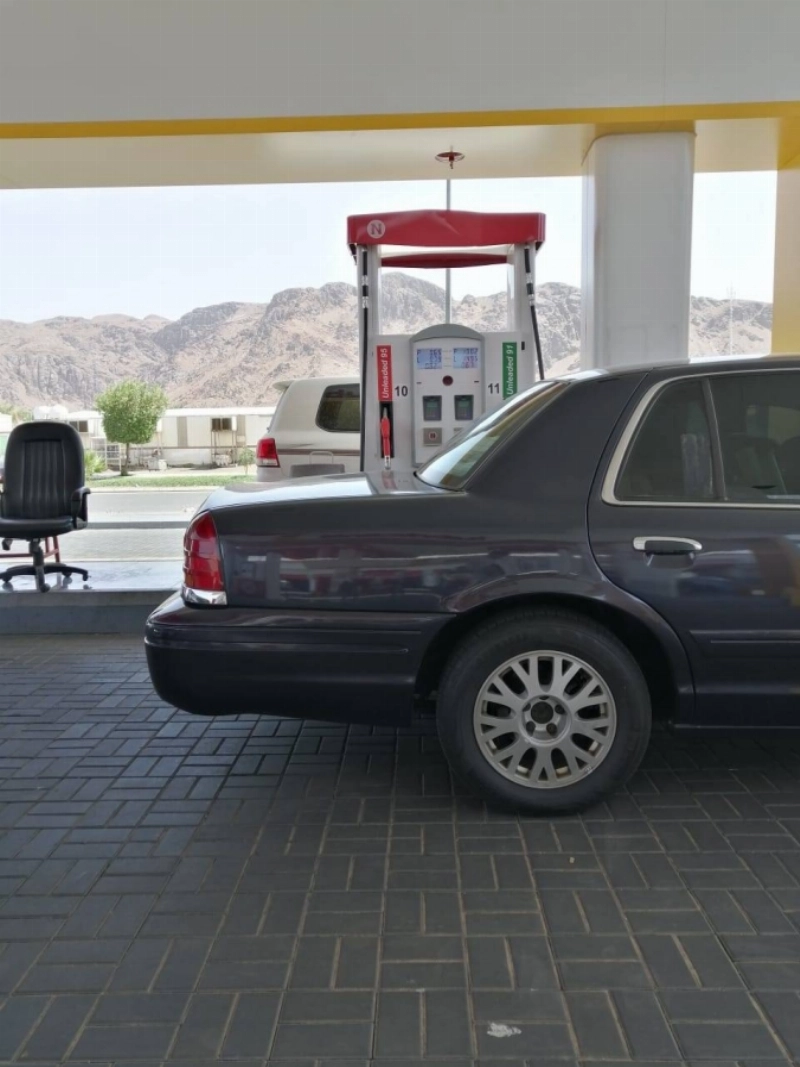 سيارة تعبئ البنزين بالمدينة المنورة (مكة)