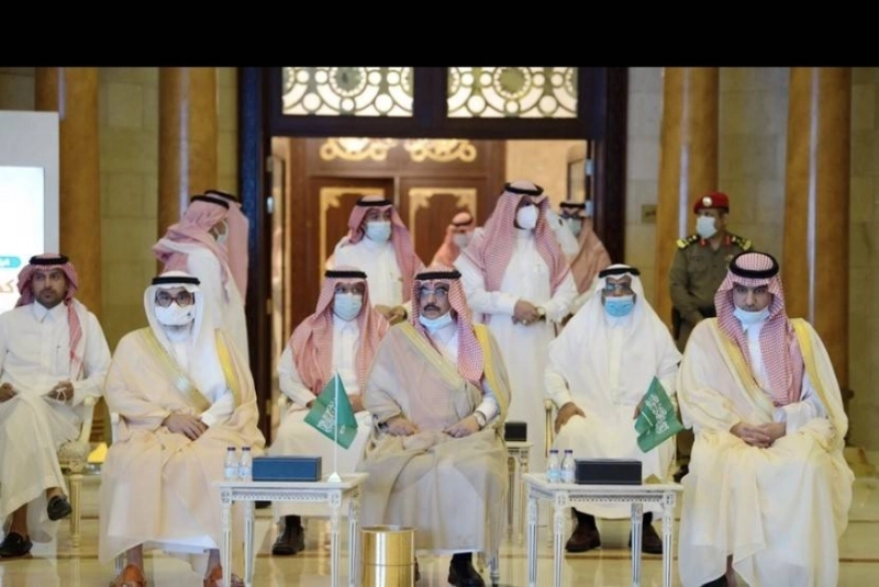 خالد الفيصل يكرم الداعمين لحملة برا بمكة