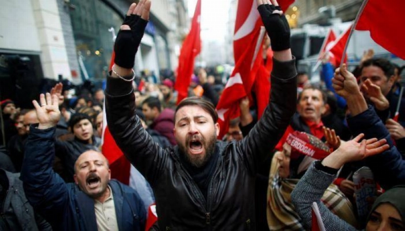 أتراك يحتجون على سياسة إردوغان (مكة)