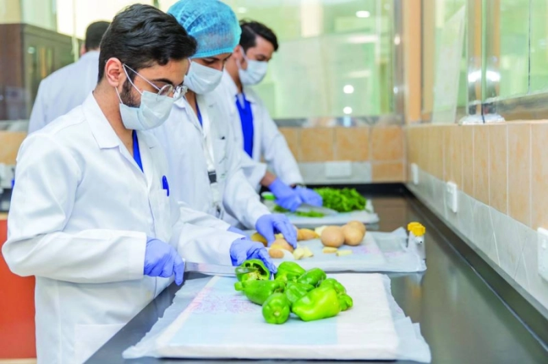 فحص عينات من الخضار والفاكهة