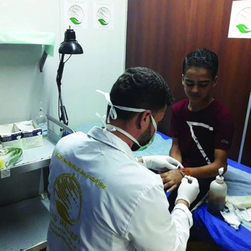 طبيب يعالج أحد الأطفال (واس)