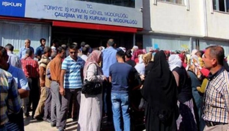 أتراك يتكدسون أمام إحدى جهات التوظيف (مكة)