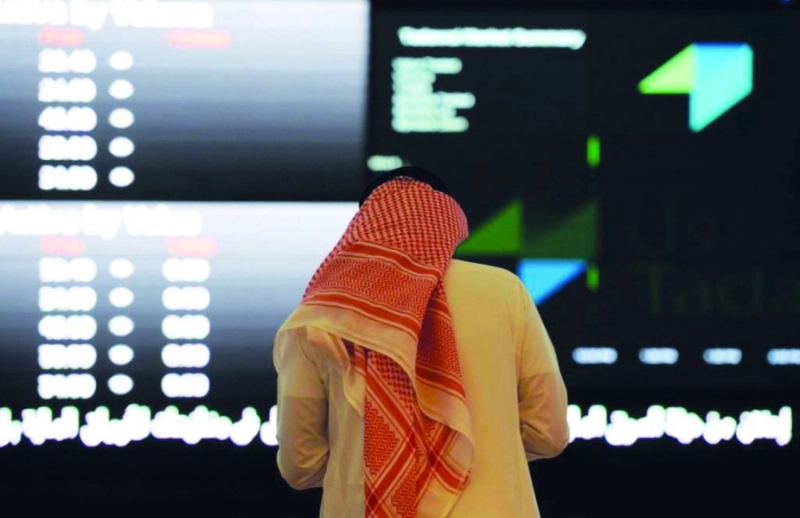 مستثمر سعودي يتابع مؤشرات الأسهم (مكة)
