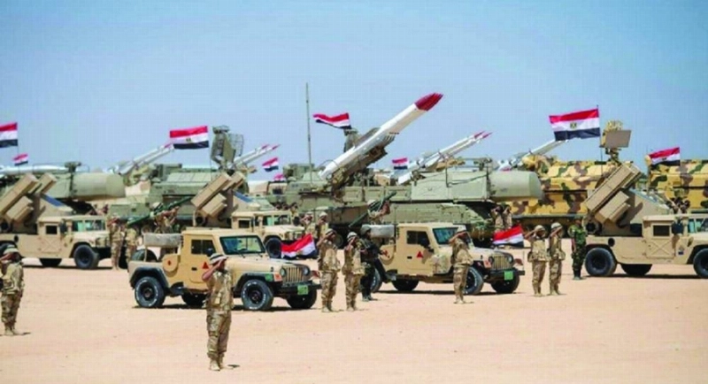 الجيش المصري يستعرض عتاده بالقرب من حدود ليبيا (مكة)