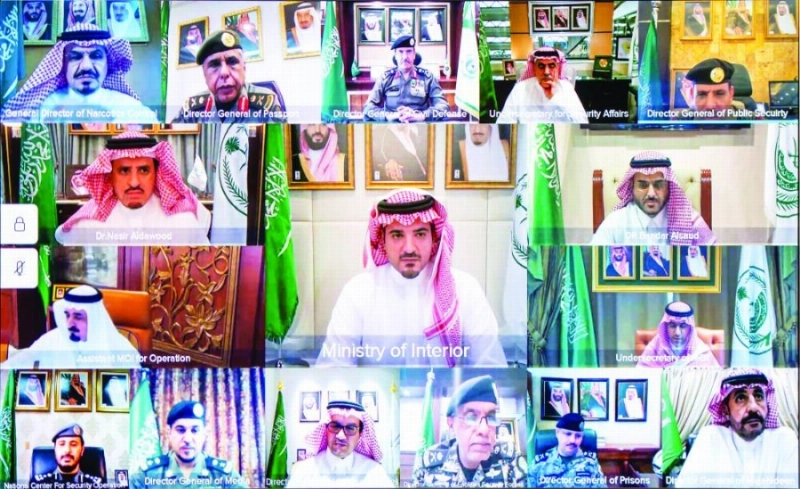 عبدالعزيز بن سعود خلال اجتماعه بالقيادات (مكة)