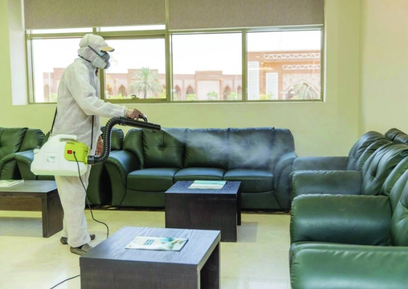 من تطهير أماكن خدمة المراجعين (مكة)